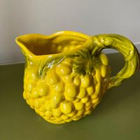 Brocca gialla in maiolica vintage