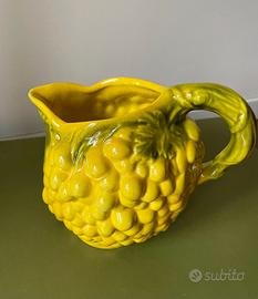 Brocca gialla in maiolica vintage
