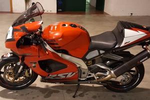 Aprilia RSV 1000 AKRAPOVIC -