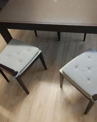 Tavolo cucina con quattro sedie