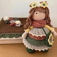 Bambola NENI amigurumi con scatola abbinata uncin.