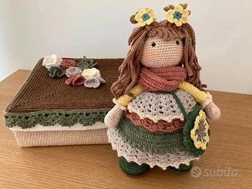 Bambola NENI amigurumi con scatola abbinata uncin.
