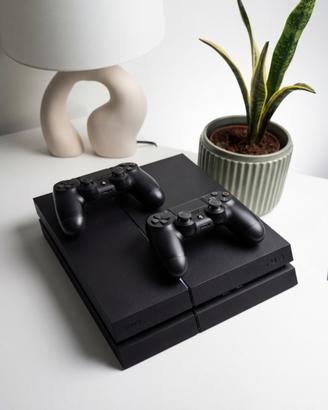 PS4  + 2 Controller + 4 Giochi