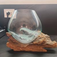 Vaso in vetro su supporto in legno.