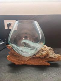 Vaso in vetro su supporto in legno.