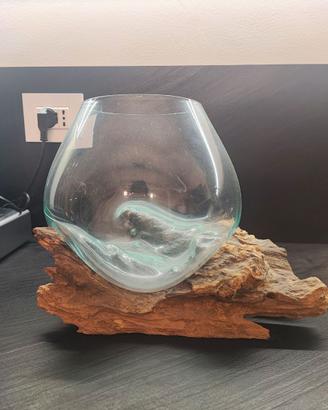 Vaso in vetro su supporto in legno.