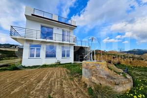 Via Casazza, esclusiva villa con terreno