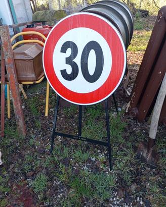 Segnale stradale limite 30 Km/h