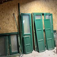 Balconi in castagno con persiane interne di legno 