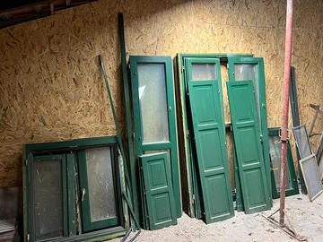 Balconi castagno con oscuri interni di legno 