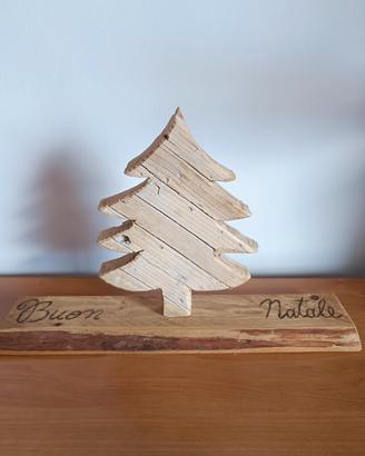 Albero di natale realizzato con legno di riutilizz