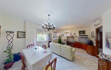 Quadrilocale ristrutturato con box