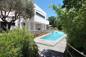 Villa di 457 m² con più di 5 locali e box auto a A