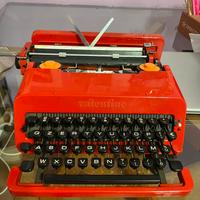 Macchina da scrivere Olivetti con custodia