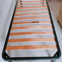 Rete singola con doghe in legno più materasso