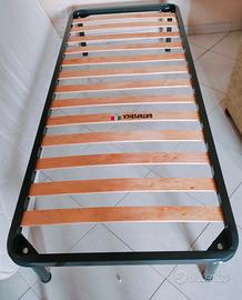 Rete singola con doghe in legno più materasso