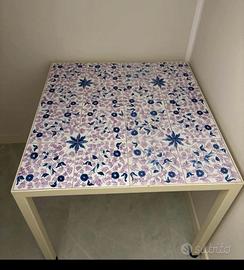 Tavolo in ferro con piastrelle in ceramica