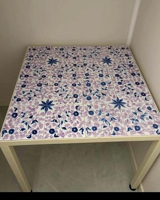 Tavolo in ferro con piastrelle in ceramica