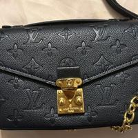 Pochette con tracolla e catena oro