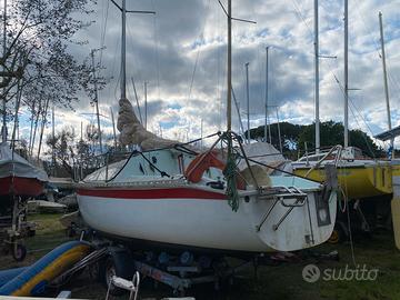 Barca a vela alla boa