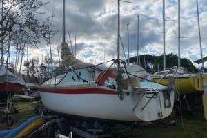 Barca a vela alla boa