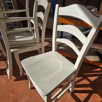 Sedie bianche in legno