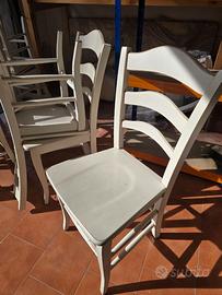 Sedie bianche in legno