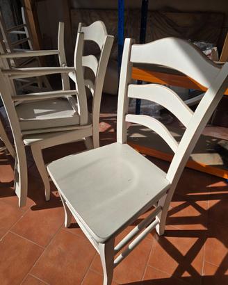 Sedie bianche in legno