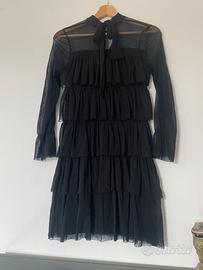 Vestito nero a balze