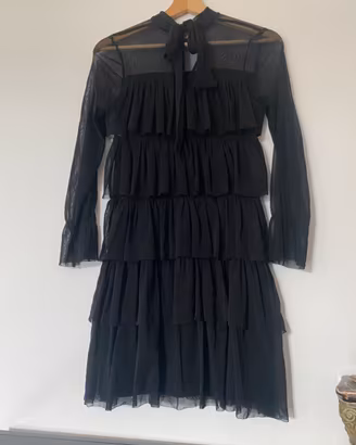 Vestito nero a balze