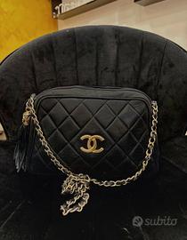 Chanel camera bag nera trapuntata con logo dorato