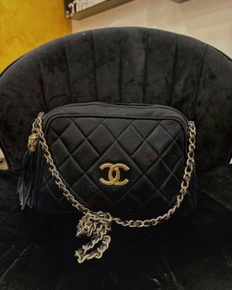 Chanel camera bag nera trapuntata con logo dorato