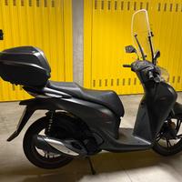 SH150i 2023 con Top Box, parabrezza e paramani