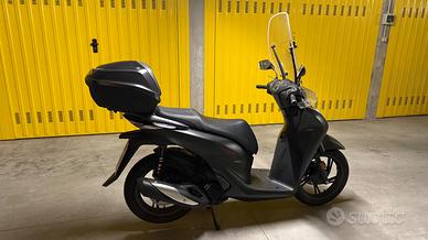 SH150i 2023 con Top Box, parabrezza e paramani