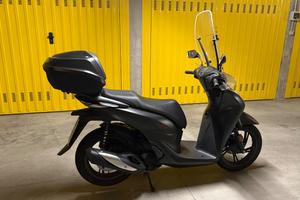 SH150i 2023 con Top Box, parabrezza e paramani