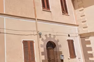 Ittiri. Terratetto su tre livelli con cortile