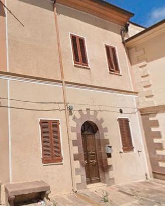 Ittiri. Terratetto su tre livelli con cortile