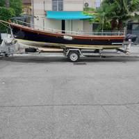 Barca a motore con vela
