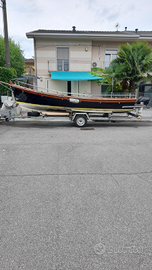 Barca a motore con vela