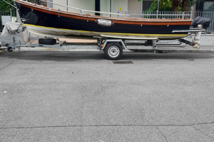 Barca a motore con vela