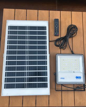Faro con pannello solare da 250 W