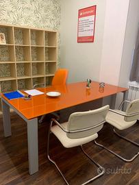 2 tavoli in cristallo con 2 sedie in pelle