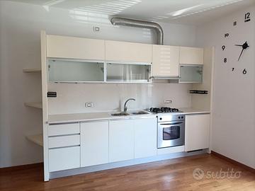 Cucina lineare con forno e lavastoviglie