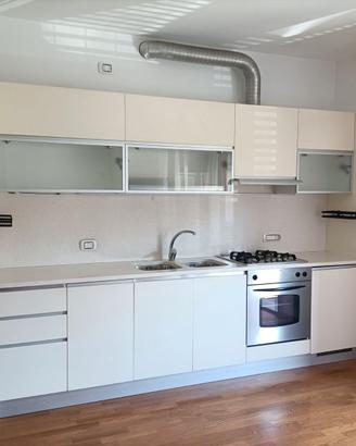 Cucina lineare con forno e lavastoviglie
