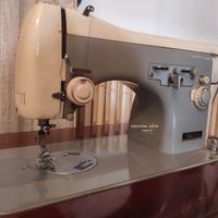 Macchina da cucire vintage Necchi con mobile