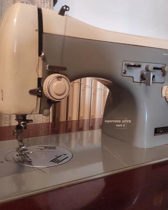 Macchina da cucire vintage Necchi con mobile