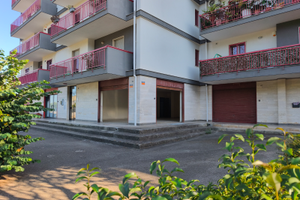 S.Spirito Catino - 2 Vetrine Angolari - Strategico