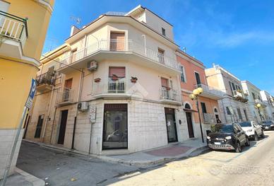 4 LOCALI A CANOSA DI PUGLIA