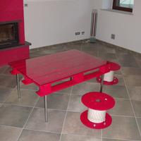 Tavolino artigianale con sedute