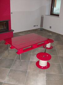 Tavolino artigianale con sedute